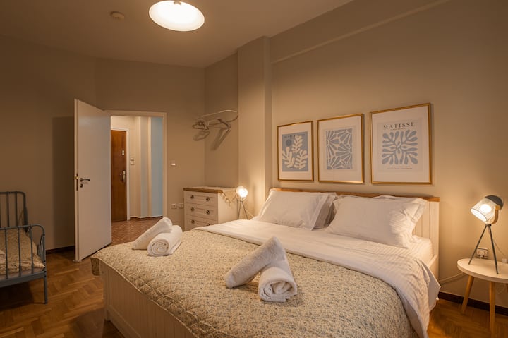 غرفة نوم 2 مع سرير بحجم كينج وسرير فردي للأطفال