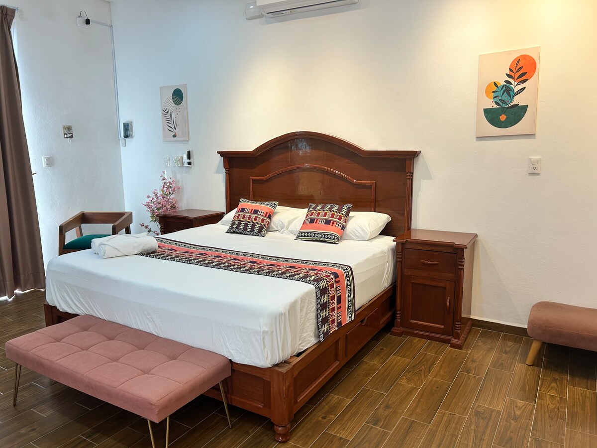 Დიდი საძინებელი დიდი ზომის საწოლით. საქანელა, ტელევიზორი სხვადასხვა პლატფორმით, კონდიციონერი... 