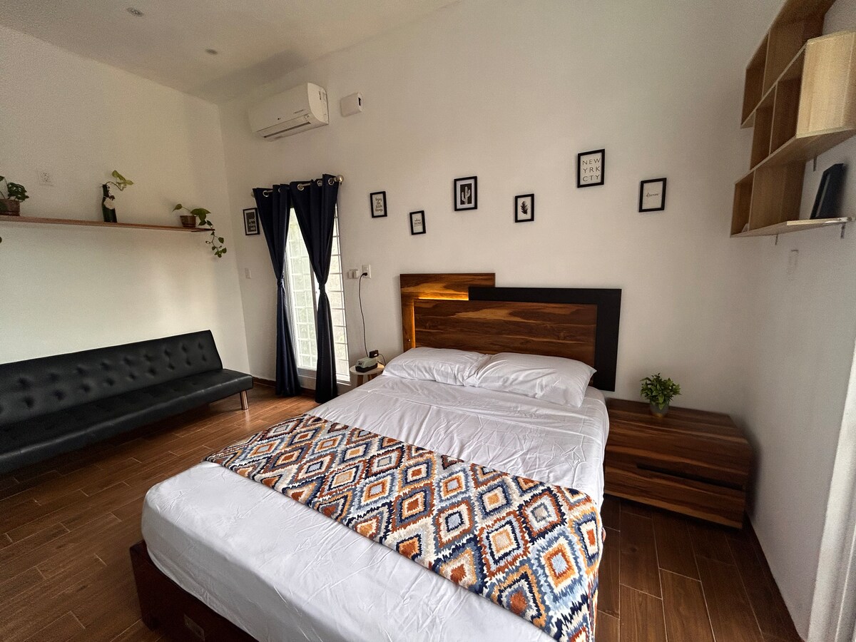 
Ამ ნომერში არის კომფორტული საწოლი ორადგილიანი კუთხით.