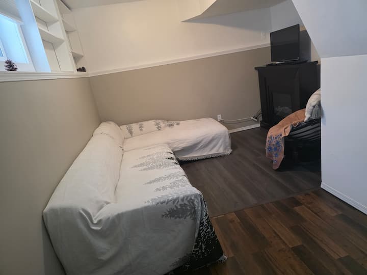 Cozy Vintage Basement Suite - Yellowknife