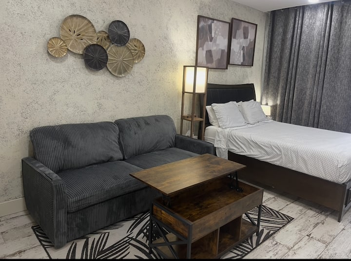 מיטת קווין סייז, ספה נפתחת וגדולה ושולחן קפה עם חלק עליון שנפתח. במיטה יש שני מגירות אחסון מובנות שמכילות מצעים וכריות לספה הנפתחת. 