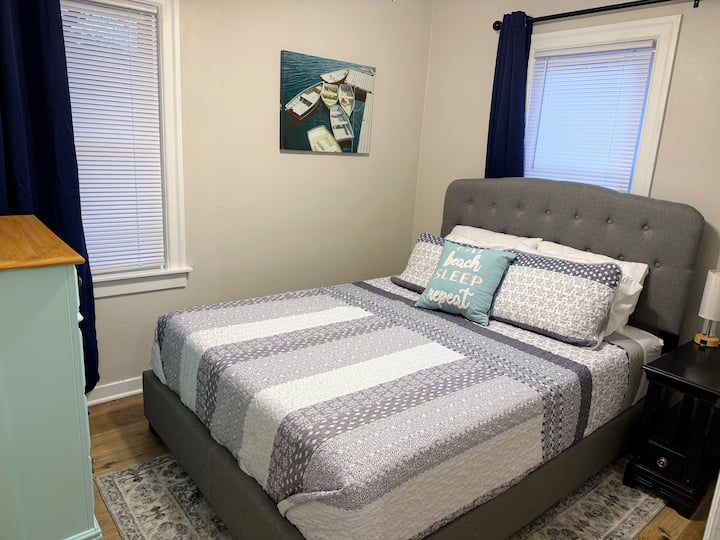 Cama tamaño queen con colchón de espuma viscoelástica. (la ropa de cama puede variar ligeramente ya que tenemos varias colchas)