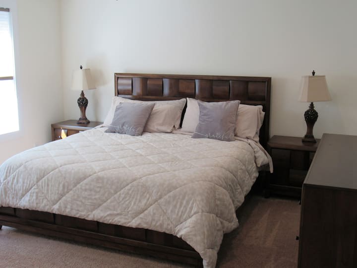 מיטת קינג בקומה העליונה 