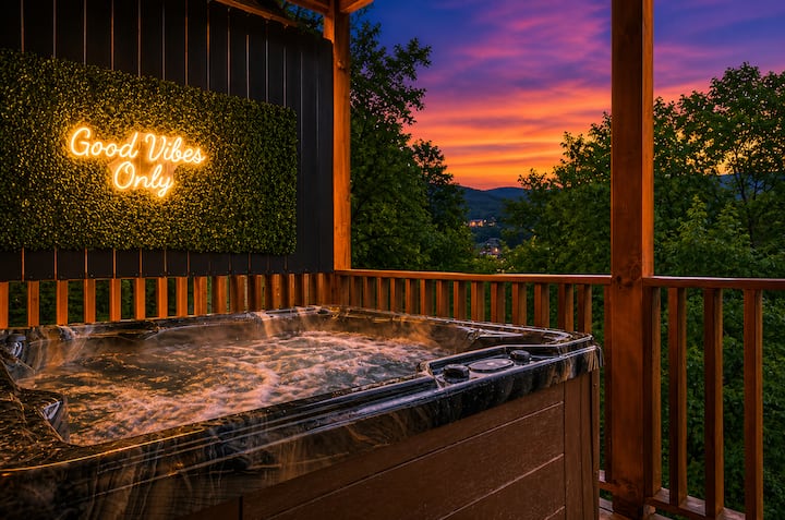 Fun 5br Cabin: Hot Tub, Games & Theater - Pigeon Forge, TN
