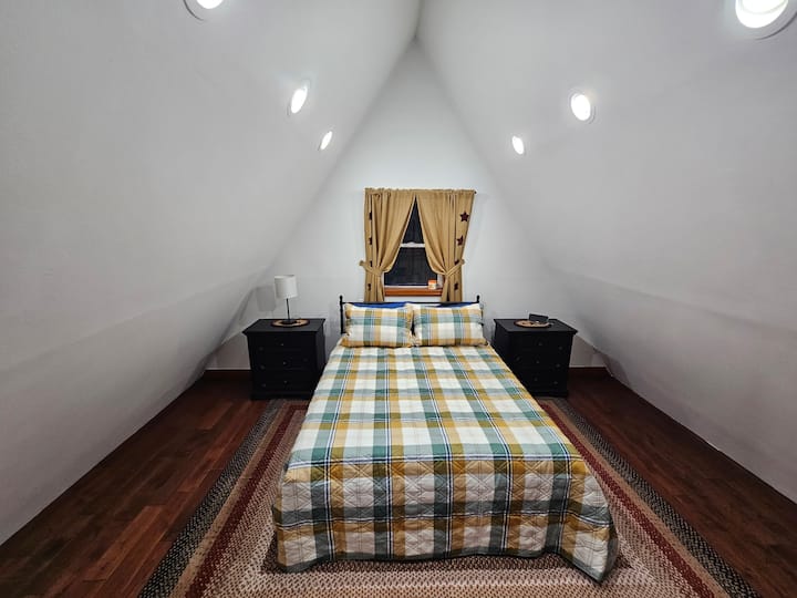 Брачен кревет (широк 150-179 см) во стил на поткровје