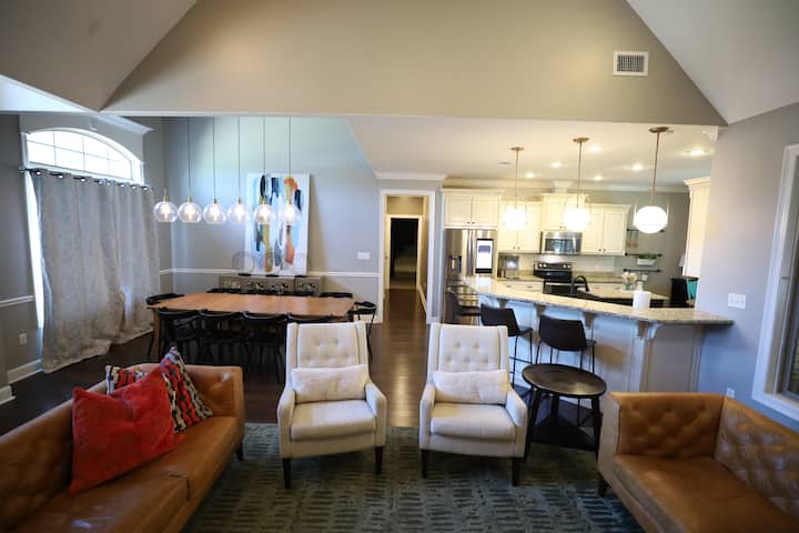 Large Family Home Near Hospital - Jonesboro, AR