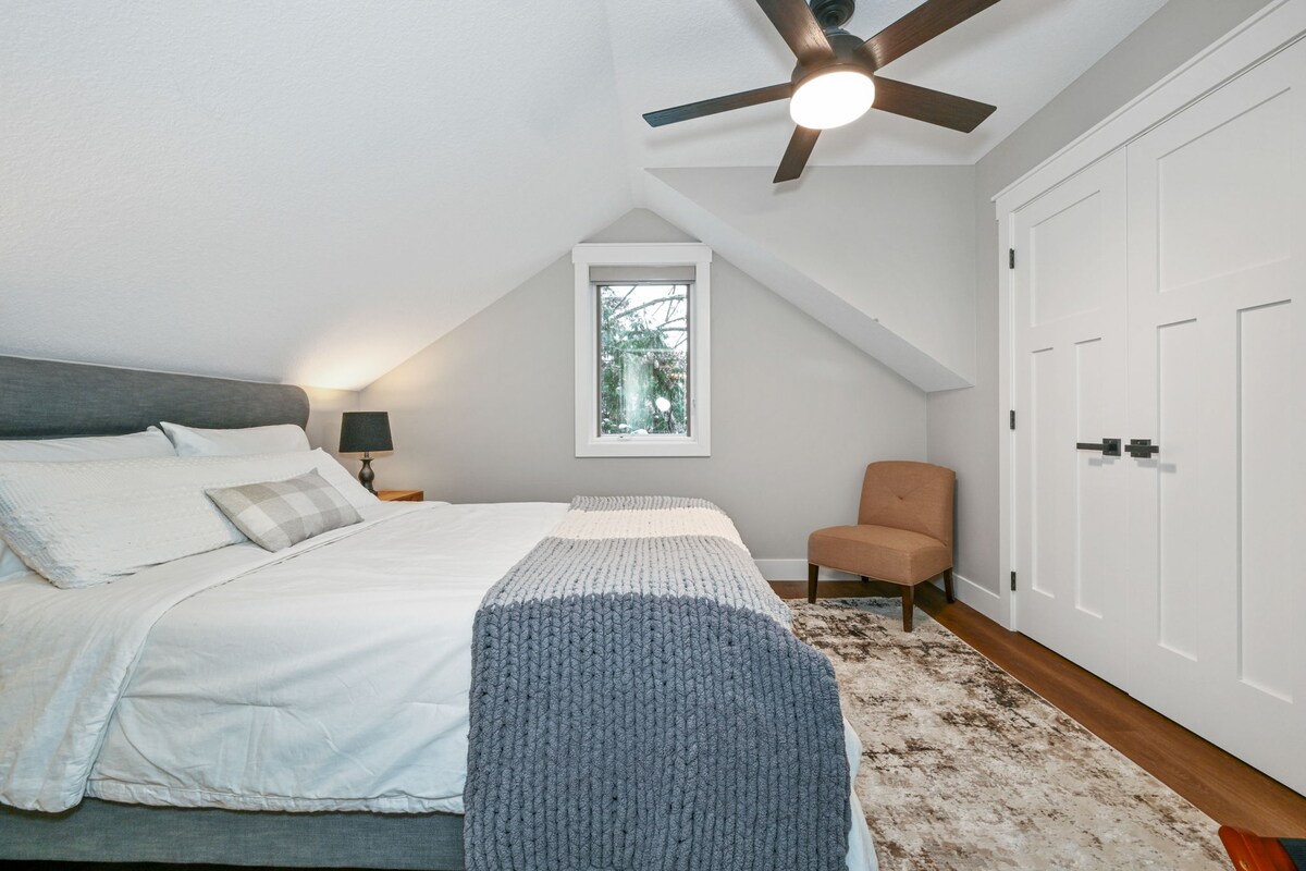 ห้องนอนโอเออร์ไลน์เลค ตั้งชื่อตามทะเลสาบที่บ้านตั้งอยู่  มีเพดานลาดเอียง 1 ใน 4 ห้องนอนอยู่ชั้นบนและอยู่ติดกับห้องน้ำขนาดใหญ่  ตะขอติดผนังและที่วางกระเป๋าเดินทาง  