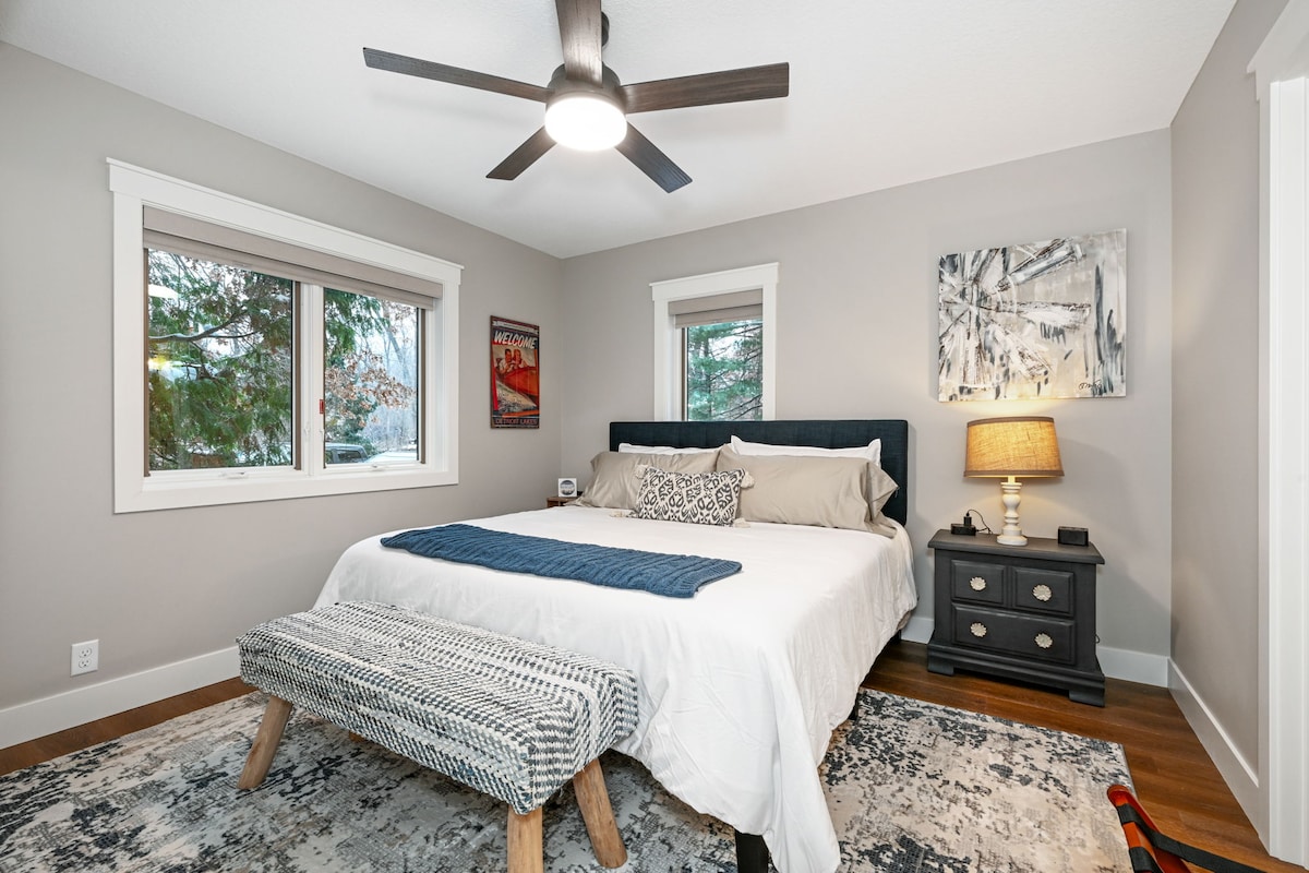 ห้องนอนดีทรอยต์เลค เตียงคิงไซส์ ห้องนอน 1 ใน 2 ห้องที่ชั้นหลักและเชื่อมต่อกับห้องน้ำ  ตะขอติดผนัง กระจกขนาดเต็มตัว และชั้นวางกระเป๋าเดินทาง 