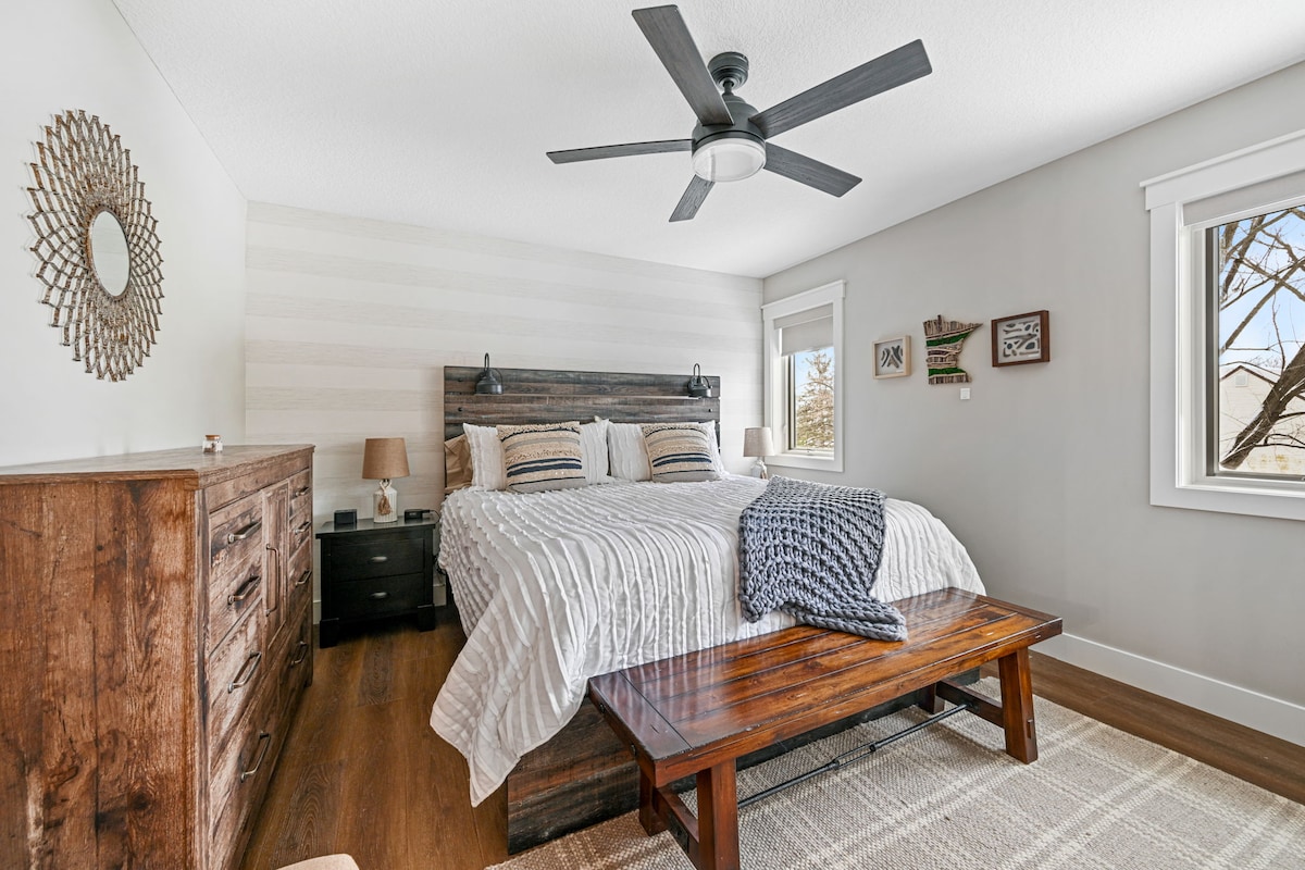 ห้องนอนเลกซูพีเรียร์ - ห้องนอนที่ใหญ่ที่สุดในบ้าน เตียงคิงไซส์ ห้องนอน 1 จาก 4 ห้องที่ชั้นบน  ตะขอติดผนัง กระจกตั้งพื้น และที่วางกระเป๋าเดินทาง 