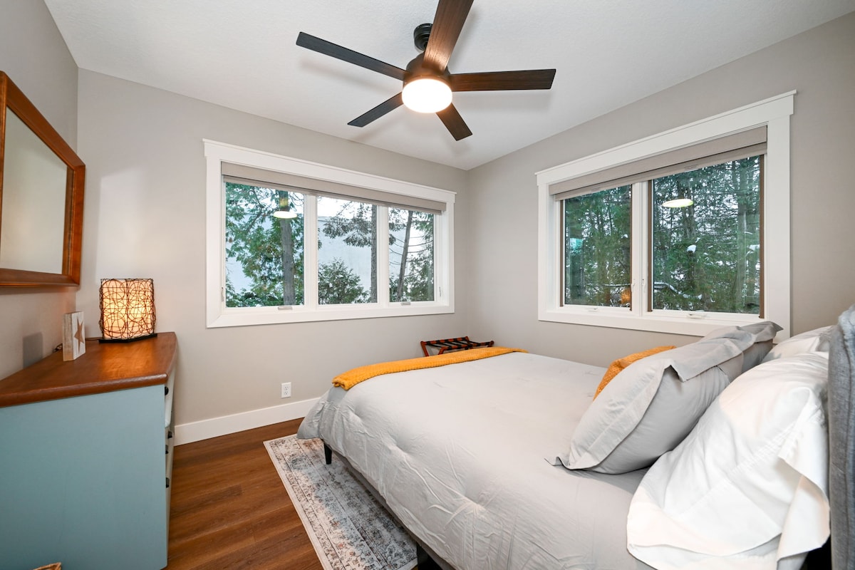 ห้องนอนฟลอยด์เลค เตียงควีนไซส์ ห้องนอน 1 ใน 2 ห้องที่ชั้นหลักและตรงข้ามห้องโถงจากห้องน้ำ  ตะขอติดผนังและที่วางกระเป๋าเดินทาง 