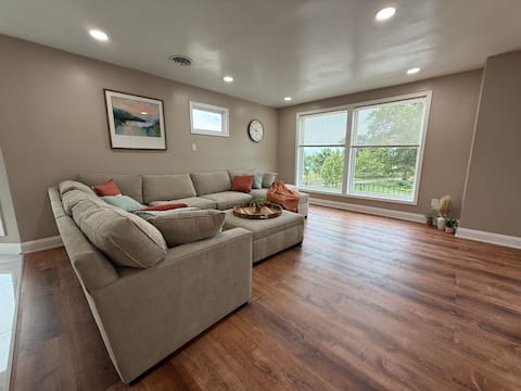 Top performing Airbnb: *Riverview*Walk to Falls*2 BR Renovated*2nd floor in Niagara Falls