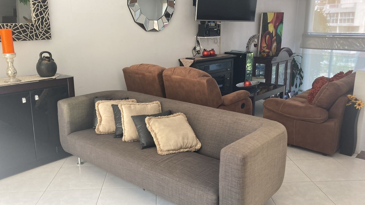 Anuncio de Airbnb popular: Casa London Teques en Tequesquitengo