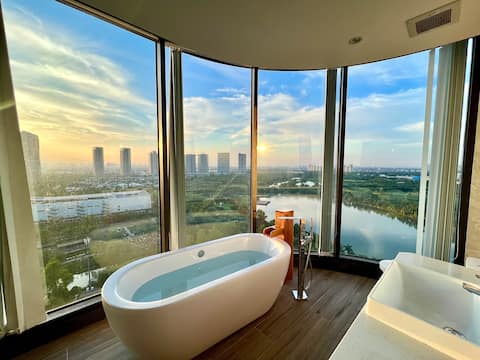 Elite 3BR Lake Panorama Apt | Free Sauna, Tub, Gym