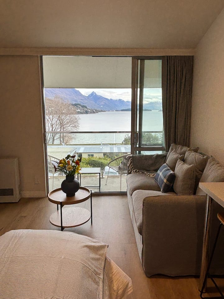 Lake View Studio Apartment (Free Onsite Parking) - 퀸스타운