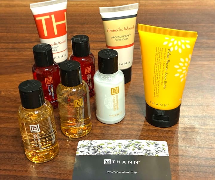 旅の疲れを癒し、心地よい滞在をお届けするために、タイ王室ご用達ブランド「THANN」のアメニティをご用意。旅のひとときを彩る香りの贈り物。
高貴な香りに包まれながら、日々の喧騒から離れ、深呼吸できる時間をお過ごしください。