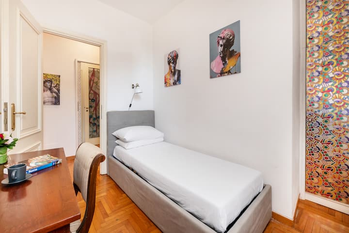 هذه الغرفة مثالية للعائلات أو الأصدقاء أو الأطفال. وهي مجهزة بسرير عملي ومريح ومستقر، مع مراتب عالية الجودة وبياضات نظيفة. البيئة مشرقة وجيدة التهوية.