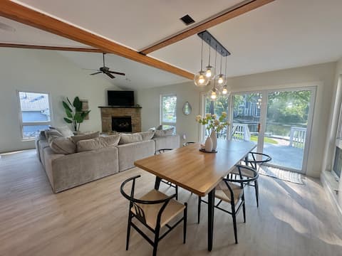 Modern Lakefront Retreat | Kayaks/Paddleboards