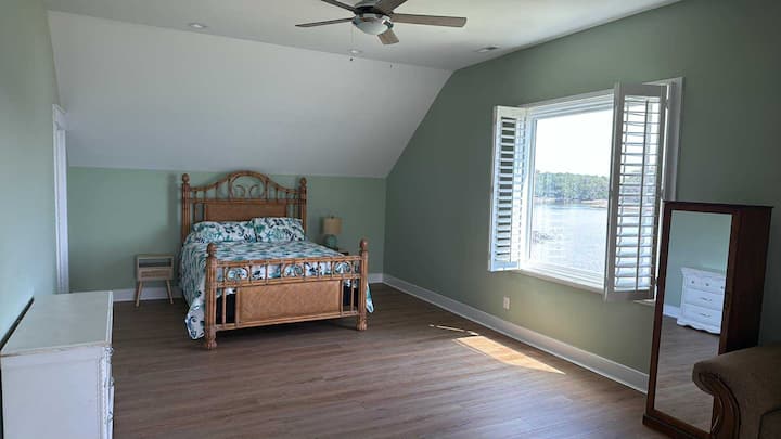 XL спална соба на втор кат. Прекрасен поглед кон водата од секој прозорец и многу дополнителен простор за воздушни душеци или пакување. 