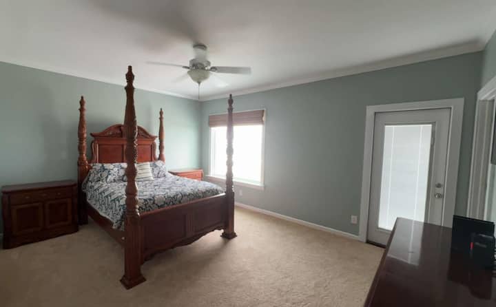 Главна спална соба на главниот кат со бања и пристап до терасата. 