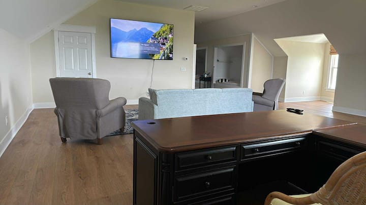 Одличната соба на горниот кат вклучува две двокреветни катчиња и еден сосема нов кауч со брачен кревет (широк 150-179 см) и биро со 85-инчен телевизор. 