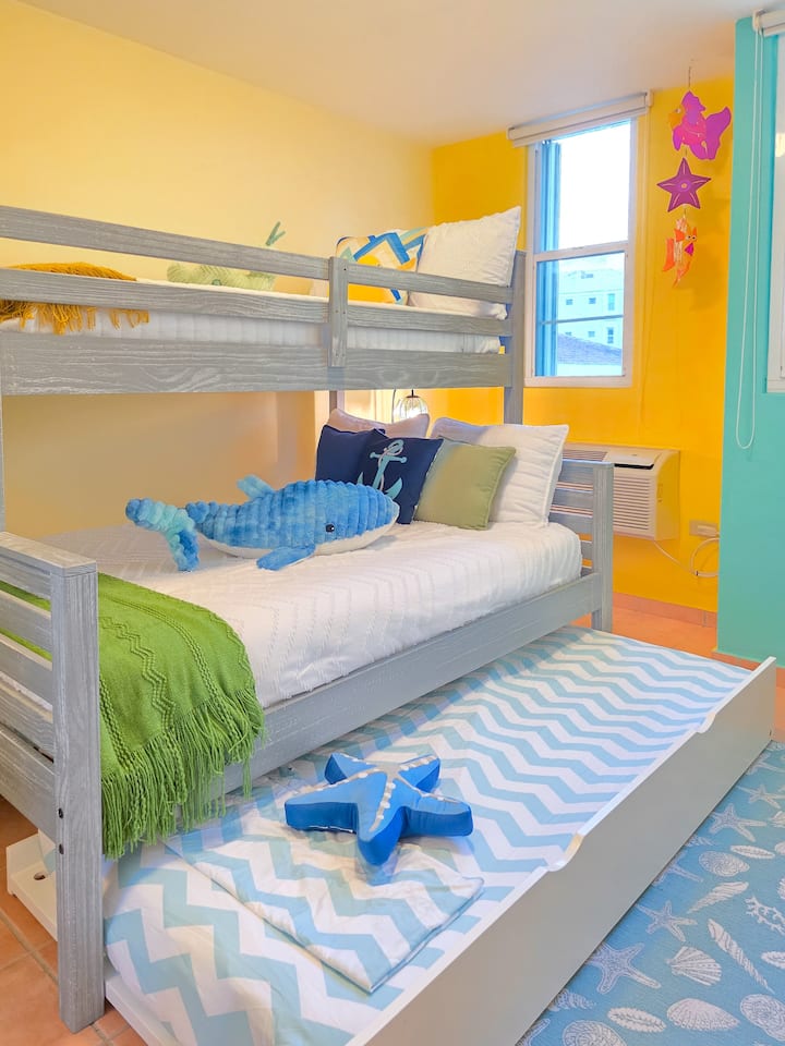 Две единични легла над двойно легло с единично легло на колела