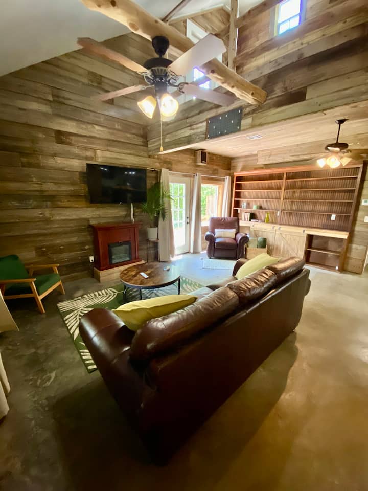 Mossy Rocks Hilltop Cabin - Missouri