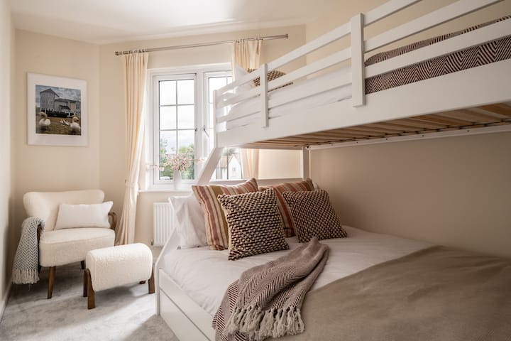 Sehemu inayoweza kubadilika iliyo na ghorofa ya watu wawili - inayofaa kwa familia au kundi dogo la marafiki.