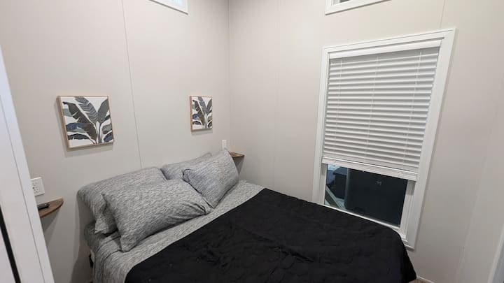 Deze slaapkamer biedt een drukverlichtend schuimmatras met groene thee voor een diepe slaap en een smart-tv om tot rust te komen na de avonturen van de dag.