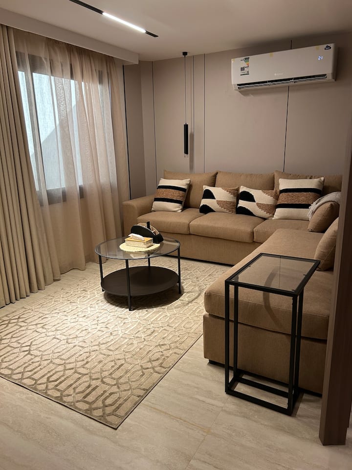 استوديو أنيق وهادئ بدخول ذكي ومدخل خاص - Riad
