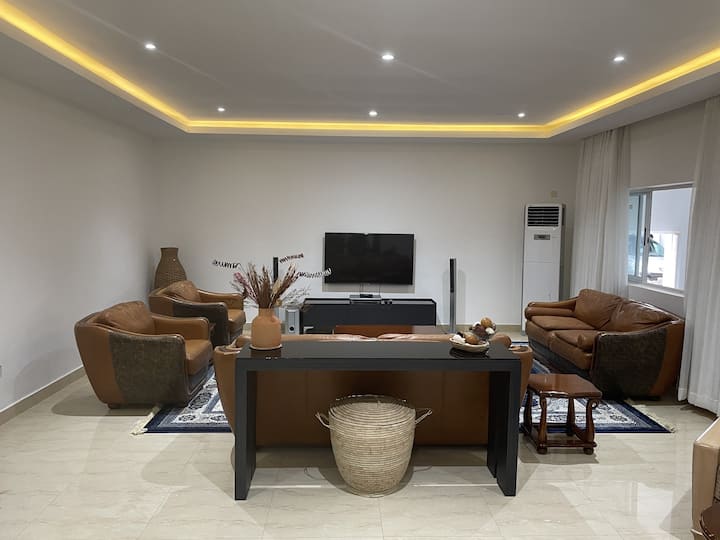 Spacious & Peaceful 4-bedroom Retreat, Jos - 喬斯