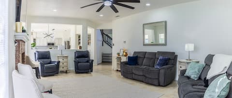 Spacious 12-guest home, king bed & big yard!