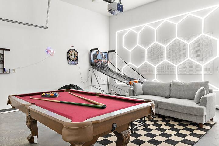 Luxury Oak Lawn Home | Game Room, Parking, Balcony gallery image 4