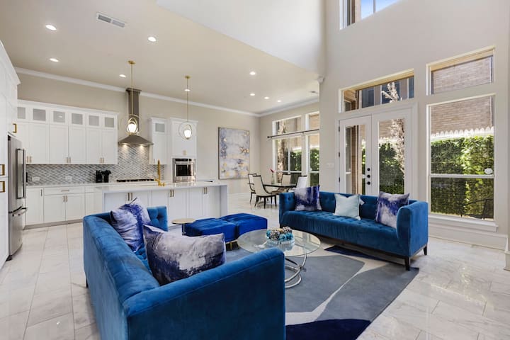 Luxury Oak Lawn Home | Game Room, Parking, Balcony