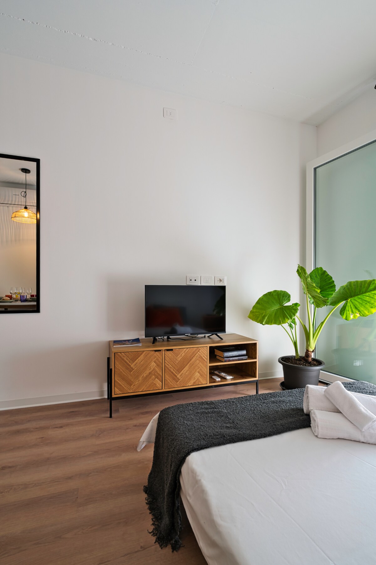 Всекидневна с телевизор и двоен разтегателен диван