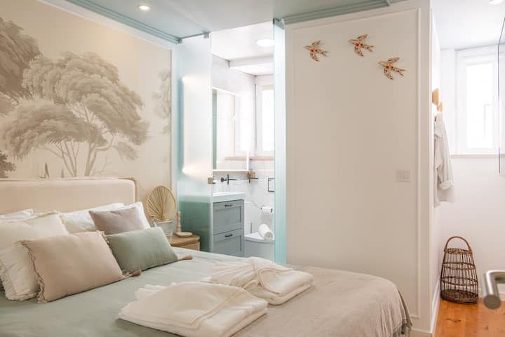 Suite tranquila con cama doble tradicional, ropa de cama prémium y baño privado.