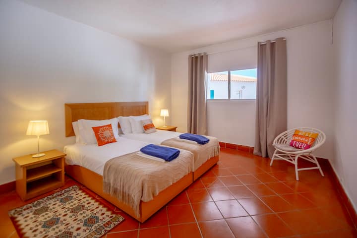 Priestranná spálňa s dvoma samostatnými posteľami 1 m x 2 m