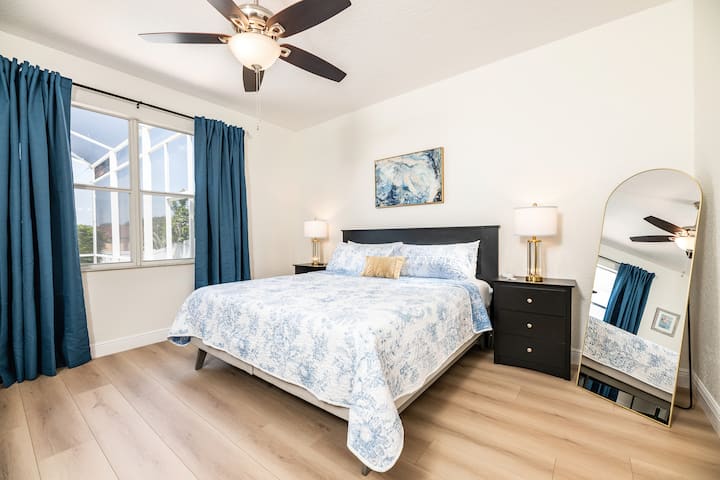 Опуштете се во пространа спална соба со брачен кревет, паметен телевизор и погодно работно биро - совршено за релаксација и продуктивност.