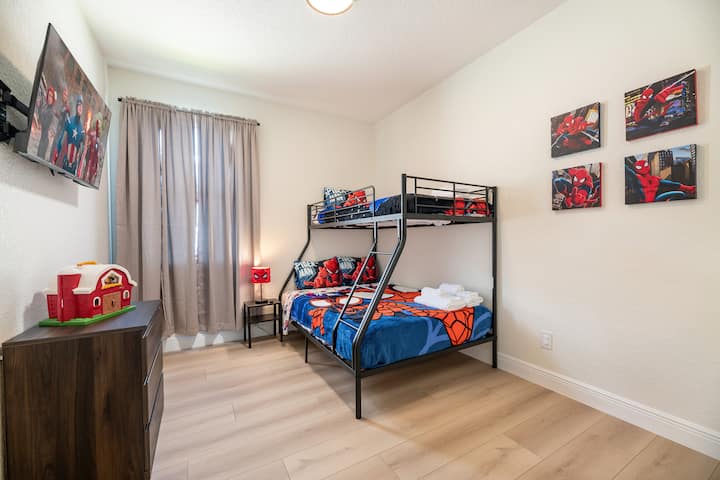 Уживајте во оваа шармантна спална соба инспирирана од Лило и Стич, внимателно дизајнирана за тројца. Со паметен телевизор, удобни кревети и чуден декор, тоа е совршен спој на удобност и разиграна авантура за младите гости.