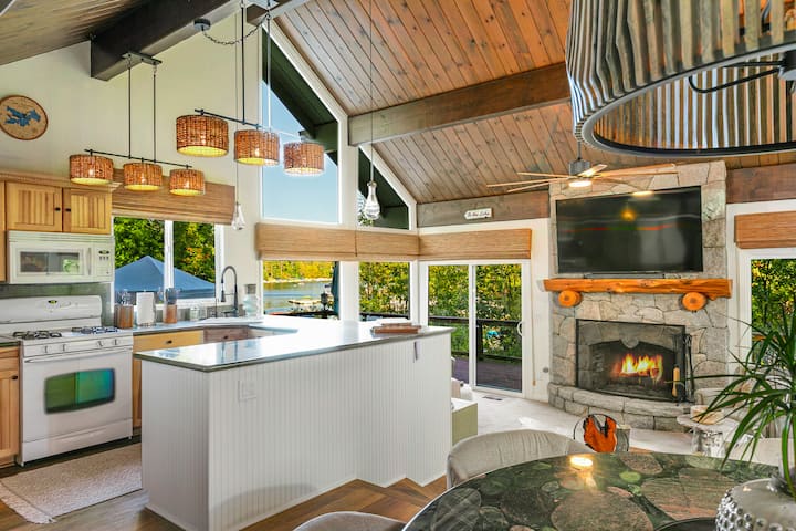 Luxe Lakefront Escape Sleeps 12+ On Active
N Bay - Lake Arrowhead, CA