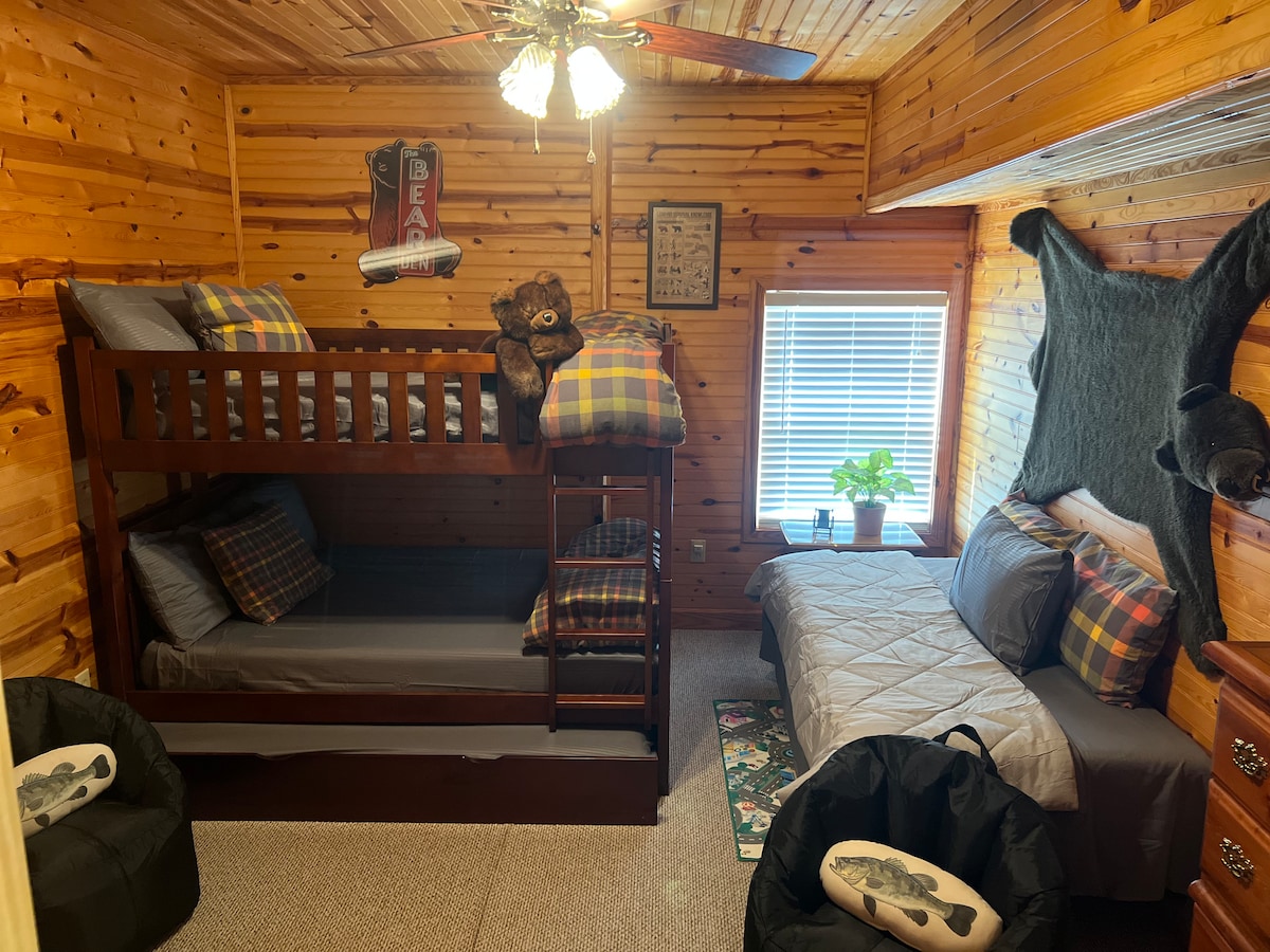 מיטות קומותיים בגודל מלא עם מיטת נפתחת בגודל זוגי ומידת זוגי לצד המיטות. 2 פופים