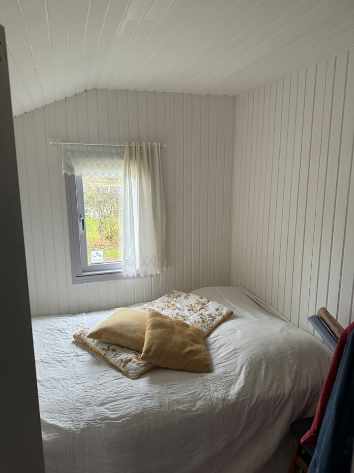 Shënim: krevati është 140x200 nga muri në mur. I përshtatshëm për 2 persona nën 180 cm. Raft garderobe për ruajtjen e rrobave dhe hapësirë në dysheme poshtë raftit.
