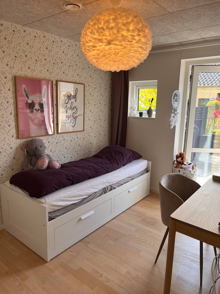 Krevet se može izvući tako da bude bračni krevet s dva mjesta za spavanje.

Osim ove prostorije, postoji još jedna prostorija – dječja soba – s visokim krevetom i madracem ispod, tako da ima mjesta za dvije osobe.