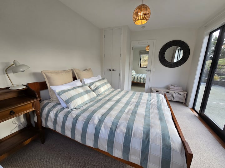 Საწოლი 152 × 203 სმ. გარდერობის დასაკიდი სივრცე. 