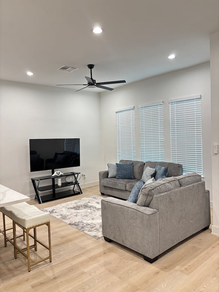 Dej’s Modern Retreat| 10 Mins From Fifa - Houston, TX