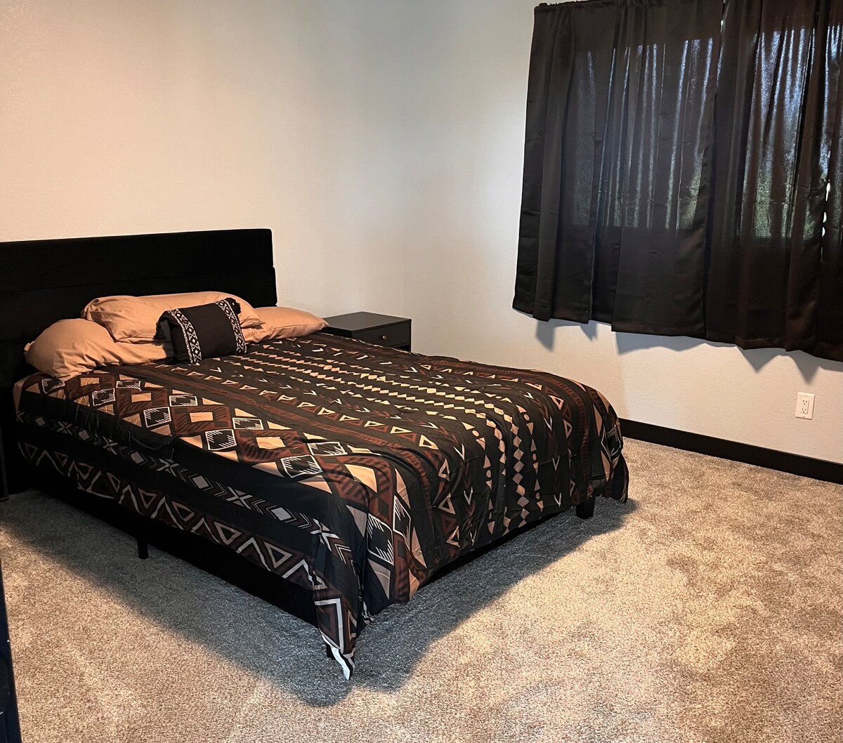 Manželská posteľ vo vyššej spálni na sever