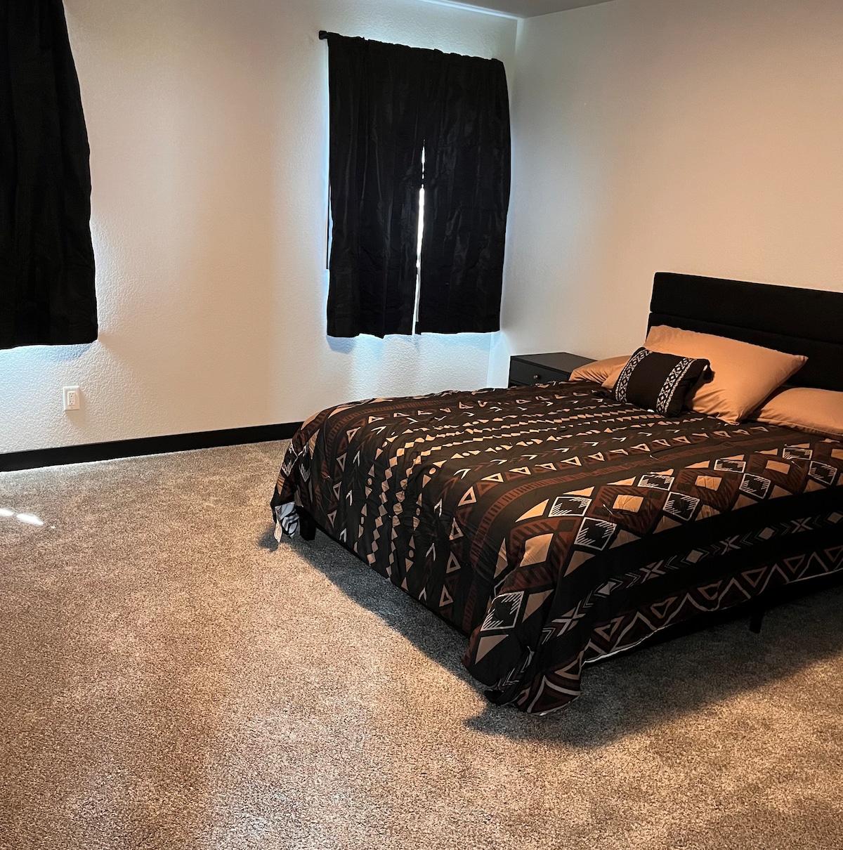 Manželská posteľ na poschodí na južnej strane