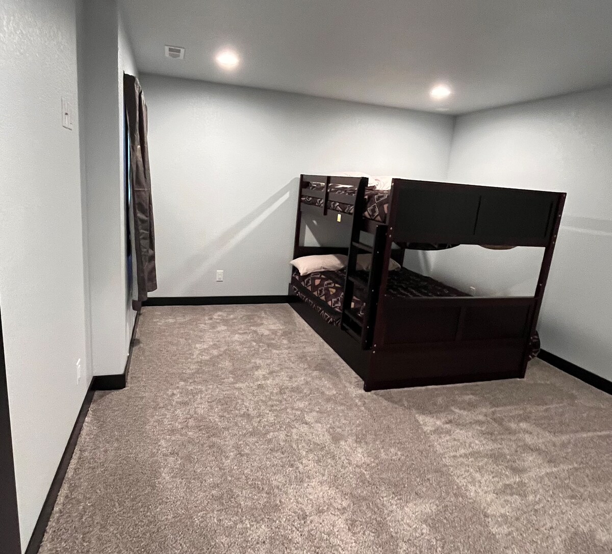 Poschodová posteľ s 2 matracami a vysúvacou posteľou s manželskou posteľou pod ňou. Nachádza sa v suteréne s priamym prístupom