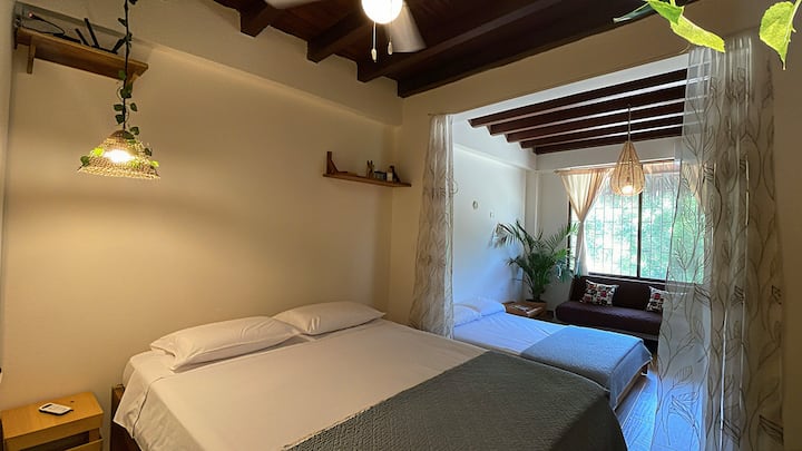 Kitanda cha malkia na kitanda cha watu wawili 
(uwezo wa watu 4)