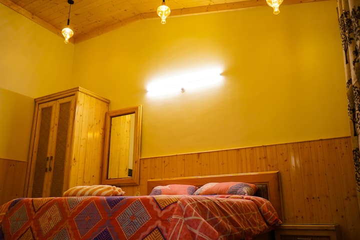 入住独一无二的木制小屋，舒适与个性兼具。 这座手工打造的度假胜地拥有大胆、色彩丰富的床上用品、花卉装饰和温暖的松木镶板墙，将质朴的魅力与个性融为一体。 难忘的住宿体验！