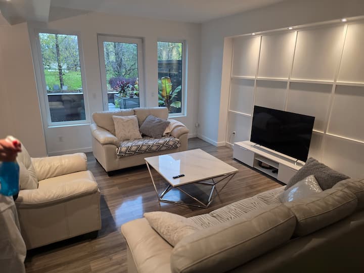 Luxury 4 Bedroom Home - Manitoba